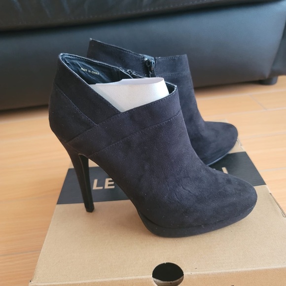 NEW Le Chateau Faux Suede Black Ankle Boots Sz 7 - Picture 4 of 6
